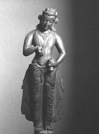 Staand menselijk figuur, rijk gedrapeerd kleed over onderlichaam: Vajrasattva, een manifestatie van de Oer-Boeddha