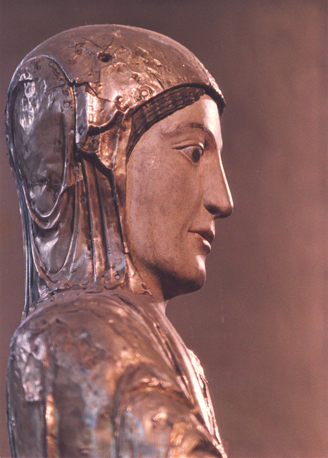 Tronende Moeder Gods, genoemd Notre-dame d'Orcival, detail: hoofd van Maria (in kleur)