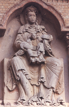 Timpaan: Tronende Maria met Christuskind (Sedes Sapientiae)