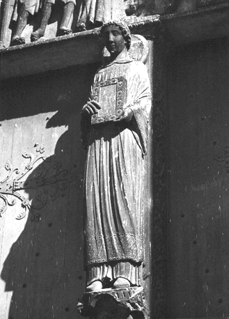 Westfacacade, centraal portaal, trumeau: Heilige Stephanus