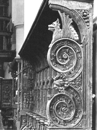 Koorbanken, detail: voluten, bladwerk en fantasiedier met vleugels