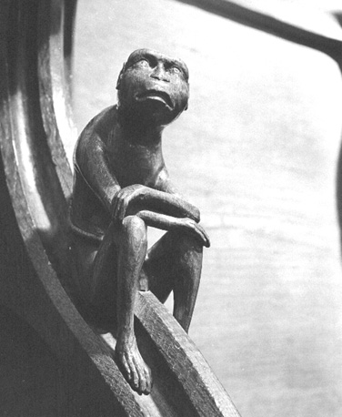 Koorbanken, detail: knop op een tussenleuning met klein zittend figuurtje