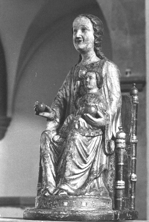 Tronende Moeder Gods met een appel in beide handen en zegenend Christuskind op haar linkerknie