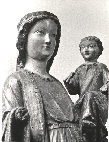 Staande Maria met Christuskind zittend op haar linkerarm, detail: bovenzijde