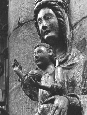 Tronende moeder Gods met Christuskind (Sedes sapientiae); detail: bovenzijde / Zuidwestelijke pijler van koor