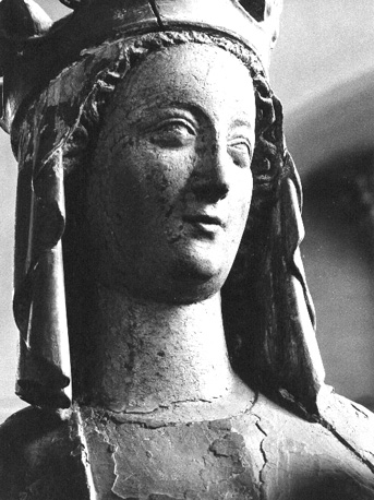 Staande Maria met druiventros in rechterhand en Christuskind op linkerarm, detail: hoofd van Maria, met kroon