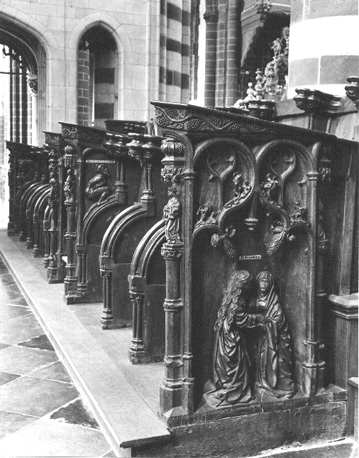 Koorbanken, detail: visitatie, wijnranken, zuilen en diverse figuren