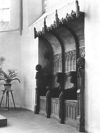 Koorgestoelte met ornamenten van architectuurdetails