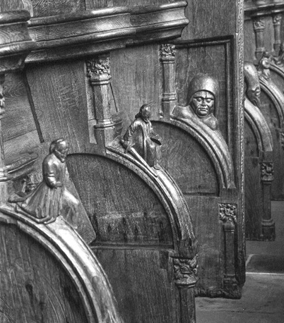 Koorbanken, detail: tussenleuningen met figuren