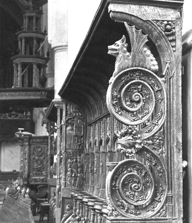 Koorbanken, detail: voluten, bladwerk en fantasiedier met vleugels