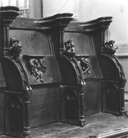 Koorbanken, detail: twee zitplaatsen met fantasiewezens, menselijke figuren, architecturele details