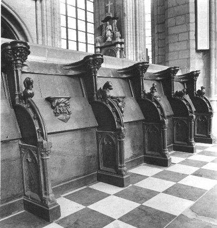 Koorbanken, detail: menselijk hoofd, (fantasie)dieren en ornament van architectuurfragmenten