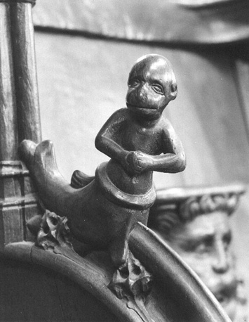 Koorbanken, detail: knop met monster (menselijk lijf met apenhoofd en vissenstaart)