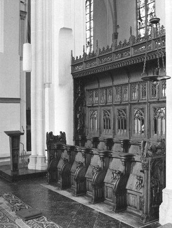 Koorbanken: architectuurdetails, fantasiedieren, engelen