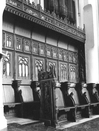 Koorbanken: architectuurdetails, fantasiedieren, engelen