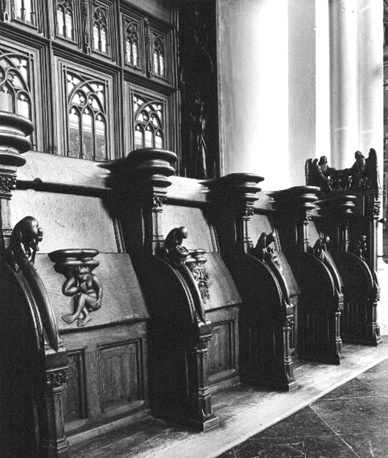 Koorbanken, detail: architectuurdetails, fantasie wezens, engelen