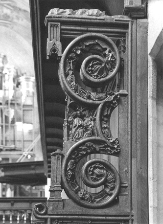 Koorbanken, detail van noordzijde: H. Barbara door engelen naar hemel gevoerd, architectuurdecoratie