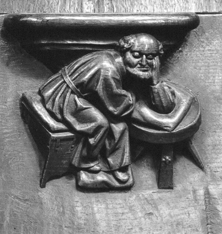 Koorbanken, detail: misericorde met slapende man die op een bank zit en met elleboog op tafel leunt