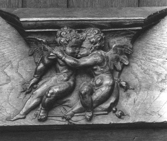 Koorbanken, detail: misericorde met twee engeltjes als kinderen weergegeven