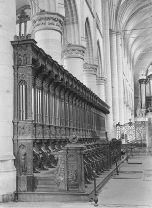 Koorbanken, zuidzijde: architectuurdetails, Johannes de Doper, oprichting van de koperen slang