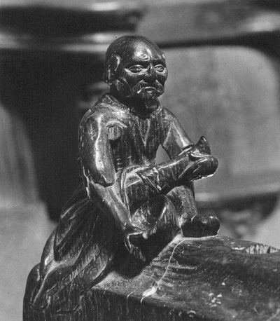 Koorbanken, detail noordzijde: knop met zittende man