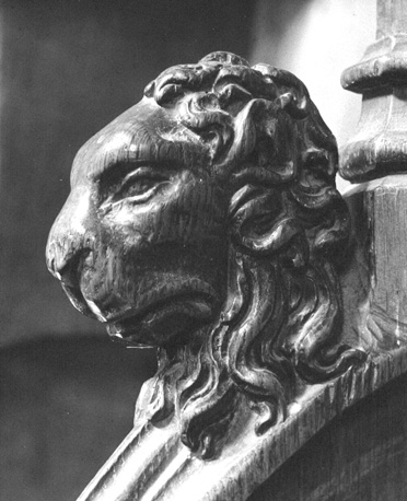Koorbanken, armleuning noordzijde: knop met een leeuwenkop