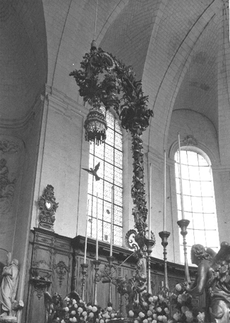 Eucharistische hanglamp (suspension) boven hoogaltaar met bladversiering en duif