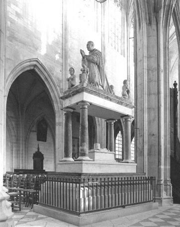 Tombe van Lodewijk XI met zuilen, standbeeld van Lodewijk XI en putti