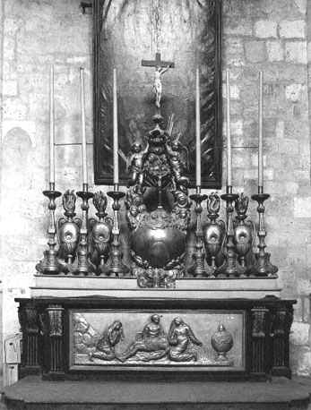 Chapelle du Purgatoire: zwart altaar met de Bewening van Christus, daarboven: kandelaars, vazen met vlammen, een tabernakel, en schilderij aan de muur