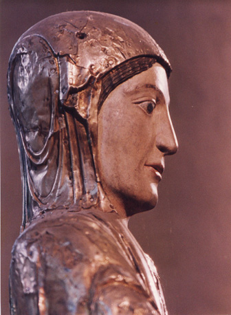 Tronende Moeder Gods, genoemd Notre-dame d'Orcival, detail: hoofd van Maria (in kleur)