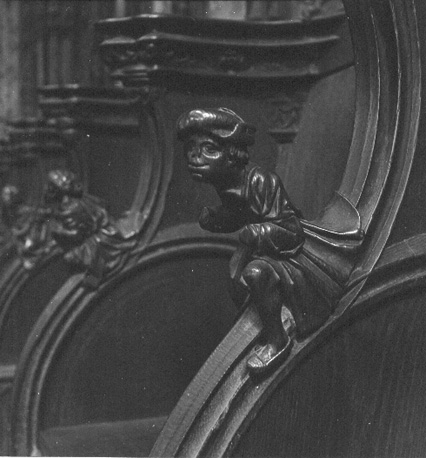 Koorbanken, detail: knop met een zittende man