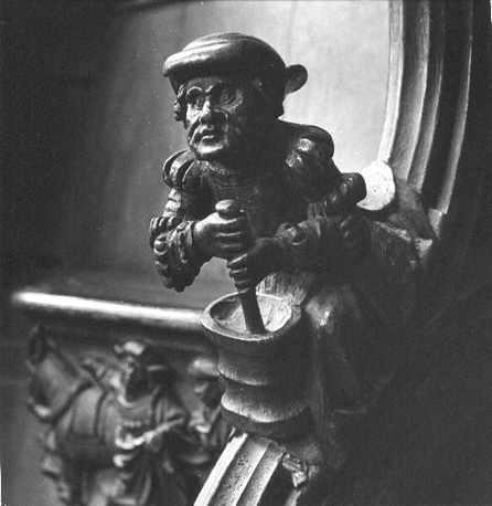 Koorbanken, detail: knop met een apotheker