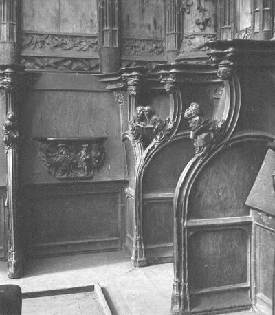 Koorbanken, detail: Abraham vertrekt om Isaac te offeren, twee koorknapen en zittend figuur