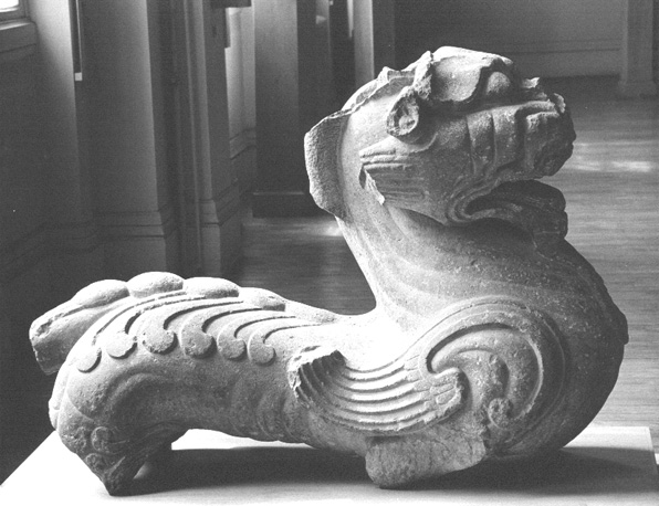 Reliëf fragment afkomstig van grafmonument: fabeldier