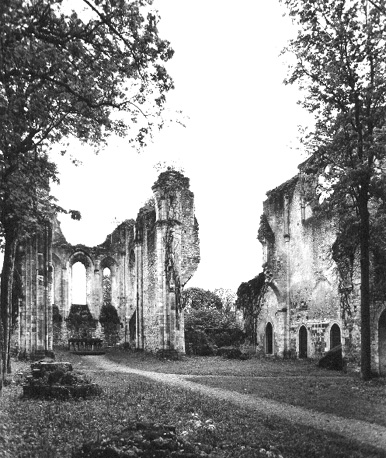 Koor met altaar en roosvenster van het zuidelijk transept