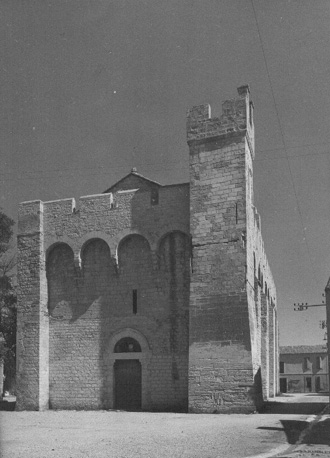 Facade van versterkte kerk
