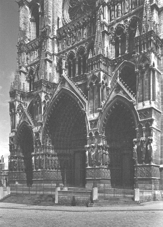 Detail facade met drie portalen gezien vanuit het zuidwesten, middenportaal met het Laatste Oordeel