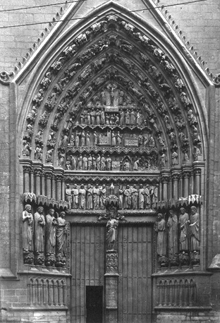 Zuidelijk portaal: portaal van de 'Vierge dorée'; timpaan: het  leven van Saint Honoré; middenpijler:  ' Vierge dorée'; twaalf apostelen