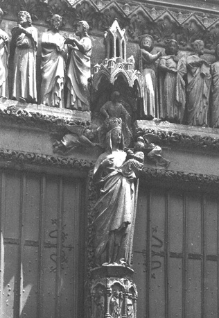 Detail van het portaal van de Vierge dorée; Trumeau la Vierge dorée; Latei met de twaalf apostelen