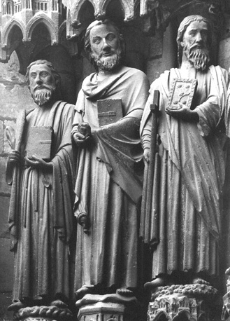 Westfacade; middenportaal; rechts van Christus drie apostelen