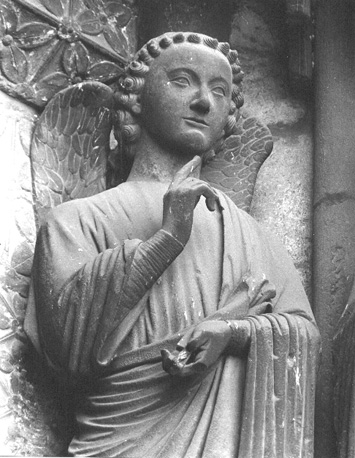 Westfacade; rechter portaal; Engel van het portaal van de Moeder van God