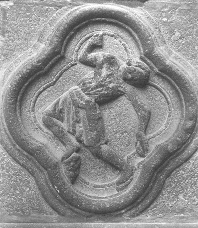 Westfacade, middenportaal; vierpas met een afbeelding van de wanhoop