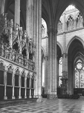 Gezicht vanuit het zuid transept met beeldhouwwerk over het leven van Sint Jakobus de Meerdere