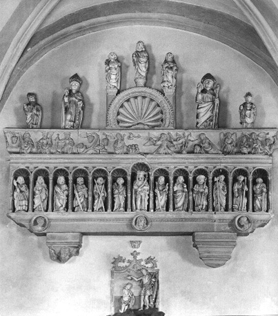 Altaarstuk met arcades en baldakijn in schelpvorm; voorstellend o.a.: Ecce Homo, de Annunciatie, de doop van Christus