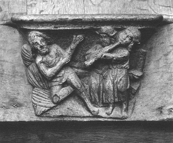 Detail koorbanken; Misericorde met drie mannen een ervan speelt een blaasinstrument