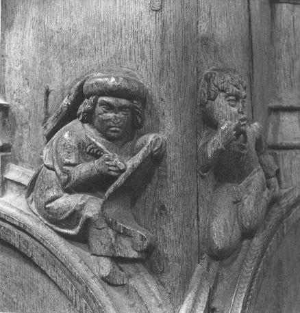 Detail koorbanken; Figuurtjes op arcadeboog