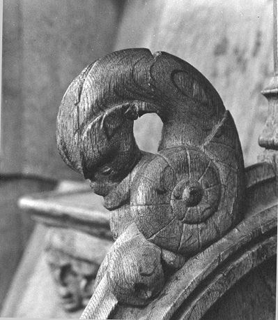 Detail koorbanken; Figuur op armleuning