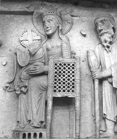 Timpaan in zuidelijke facade / portaal: Aanbidding der drie koningen; detail: Maria gezeten op stoel met Christus op haar schoot