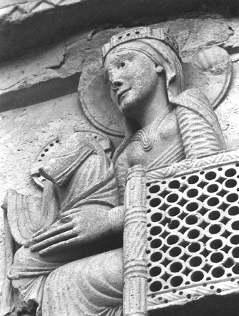 Timpaan in zuidelijke facade / portaal: Aanbidding der drie koningen; detail: Maria gezeten op stoel met Christus op haar schoot
