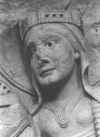 Timpaan in zuidelijke facade; Aanbidding der drie koningen; detail: hoofd van Maria gezeten op stoel met Christus op haar schoot
